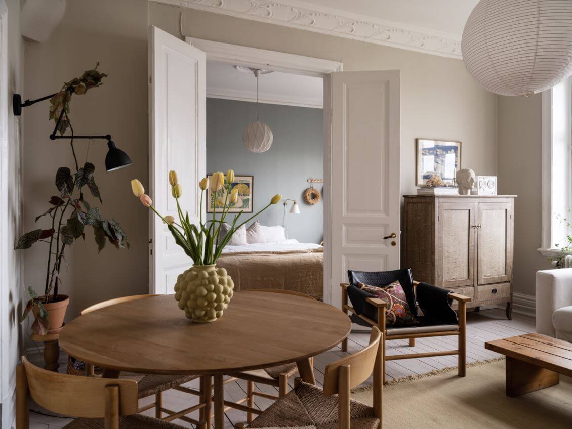 A Pink Kitchen Wall in a Scandinavian Apartment 1 living-room-beige-walls-round-wooden-dining-table-nordroom
