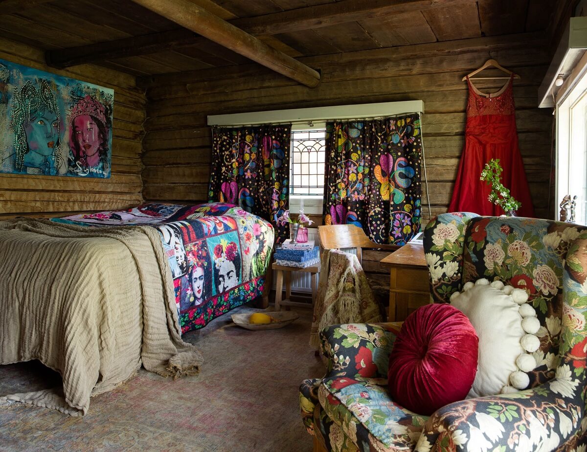 A Rustic Log Cabin With A Green Bathroom 7 rustic-log-cabin-bedroom-colorful-textiles-nordroom