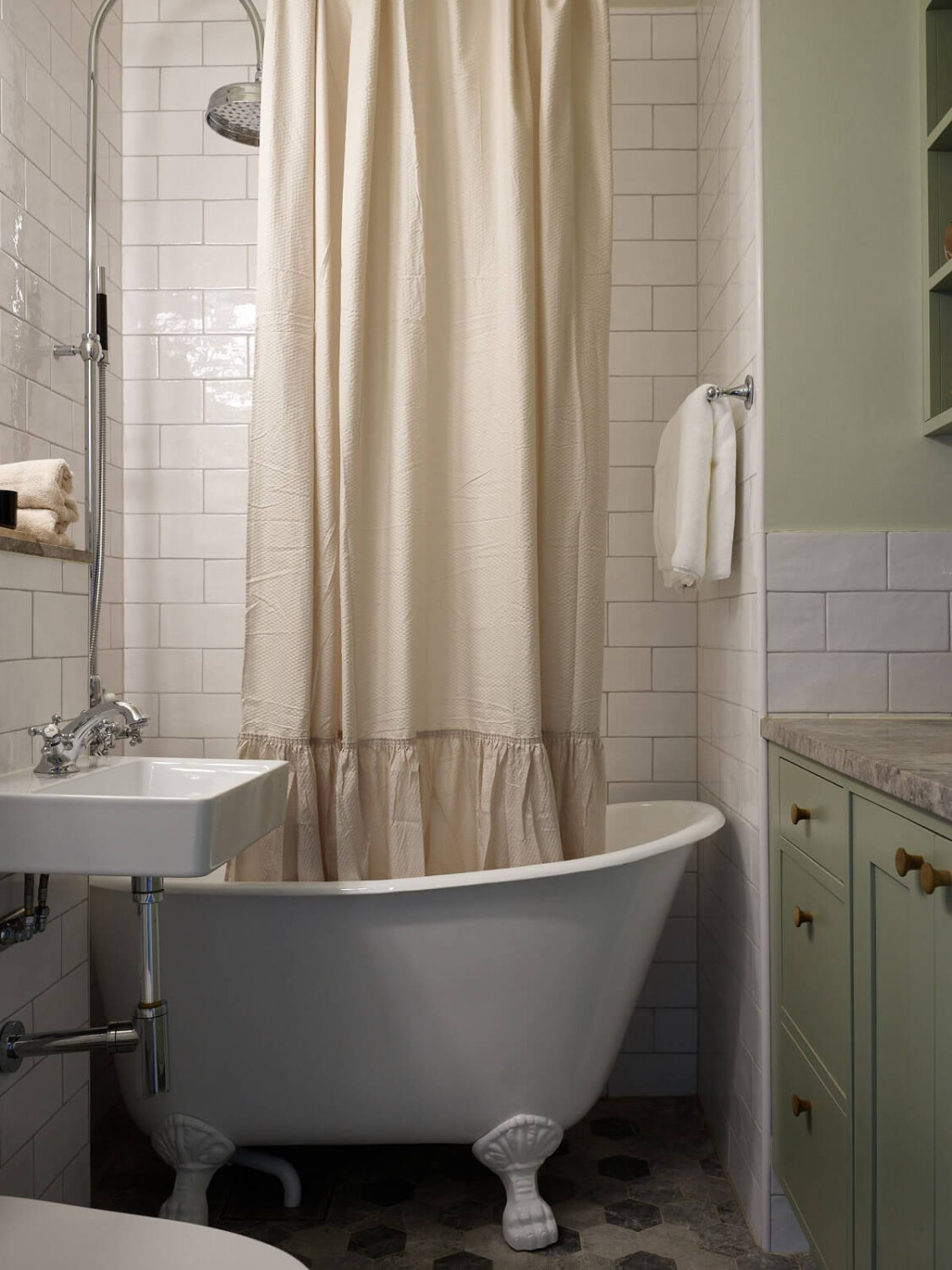 83 Small Bathroom Ideas & How To Make It Look Bigger 67 small-bathroom-clawfoot-bath-romantic-shower-curtain-nordroom