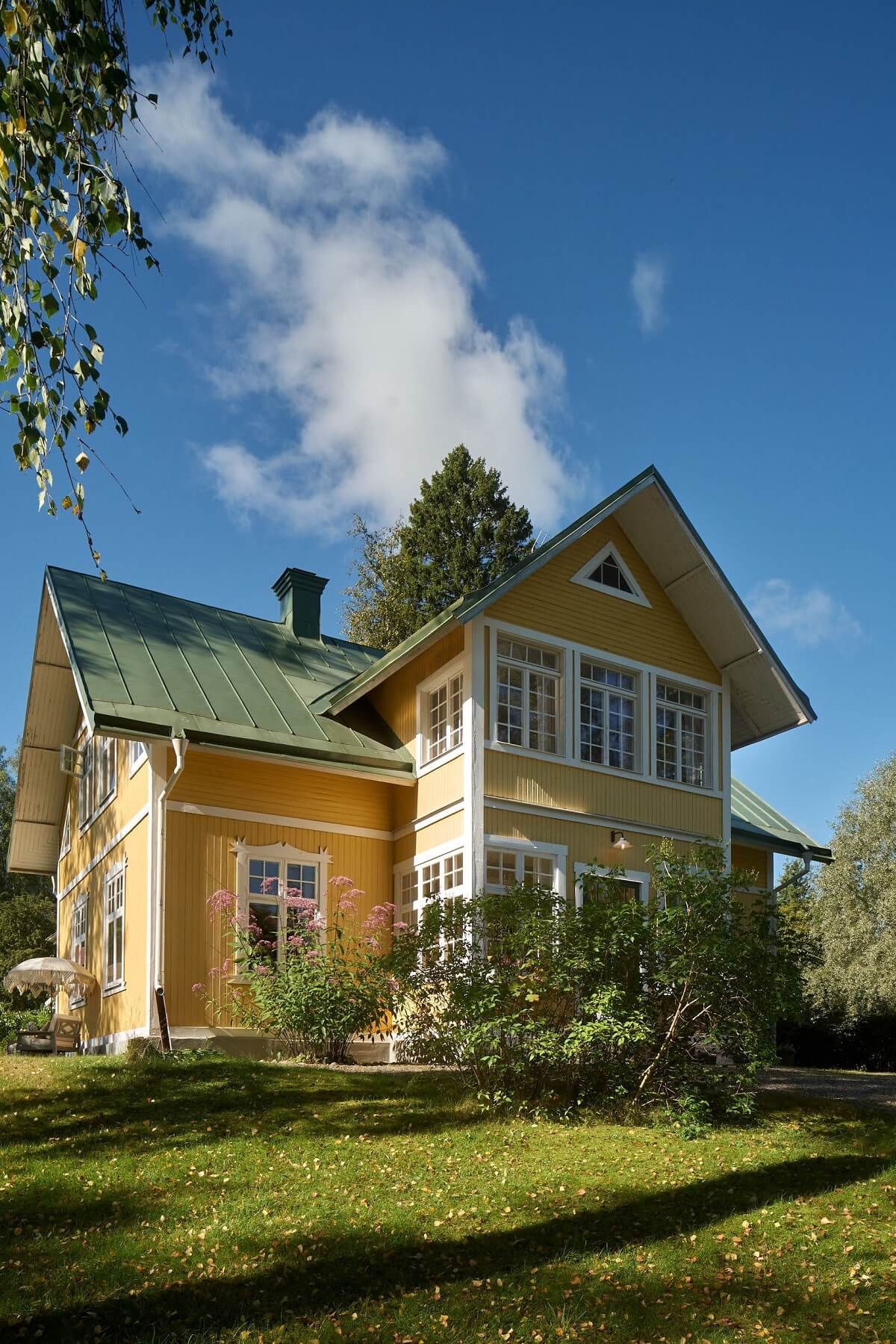 historic-yellow-wooden-swedish-house-nordroom
