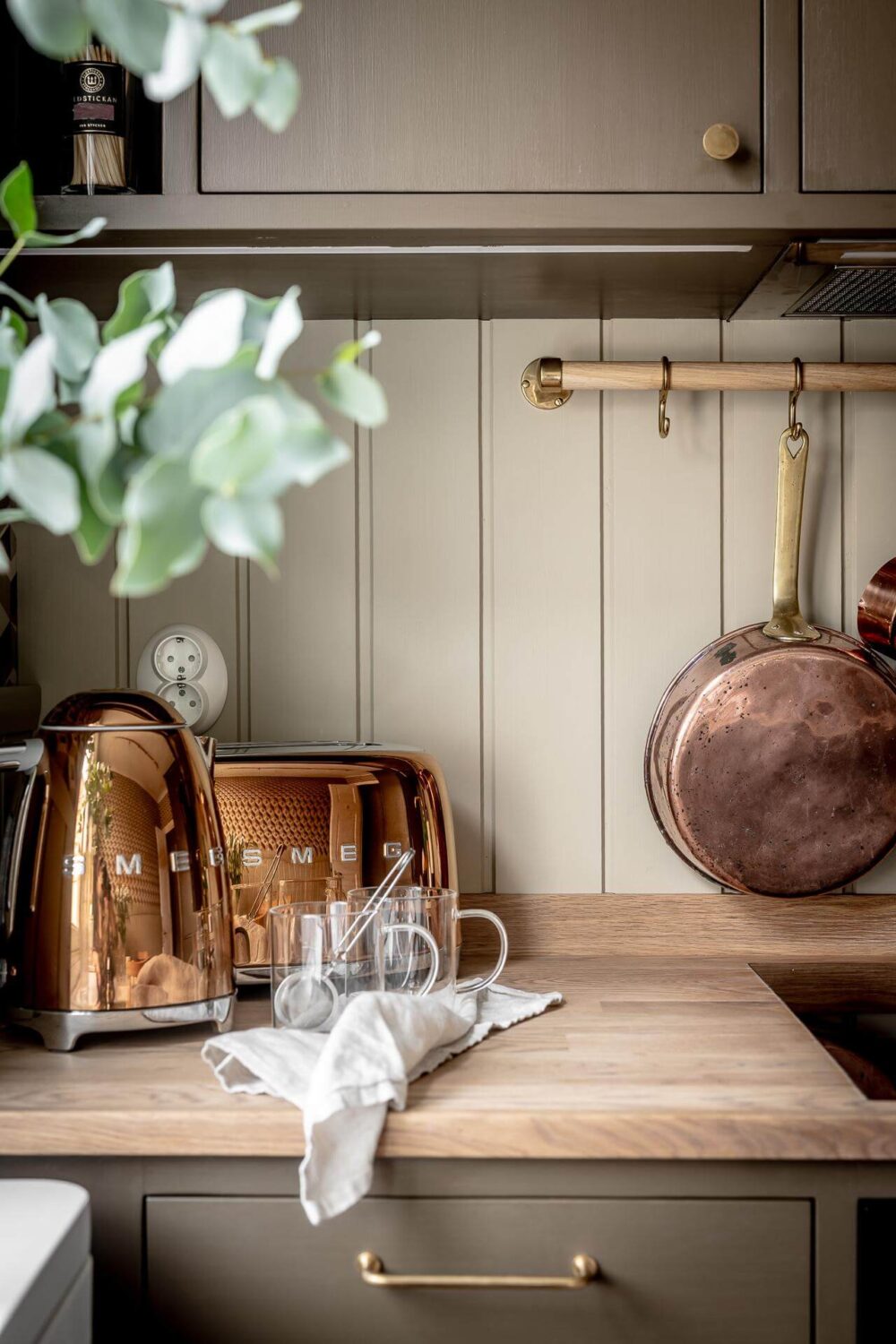 A Serene Studio Apartment with a Brown Kitchen 12 kitchen-detail-oak-worktop-smeg-appliances-nordroom