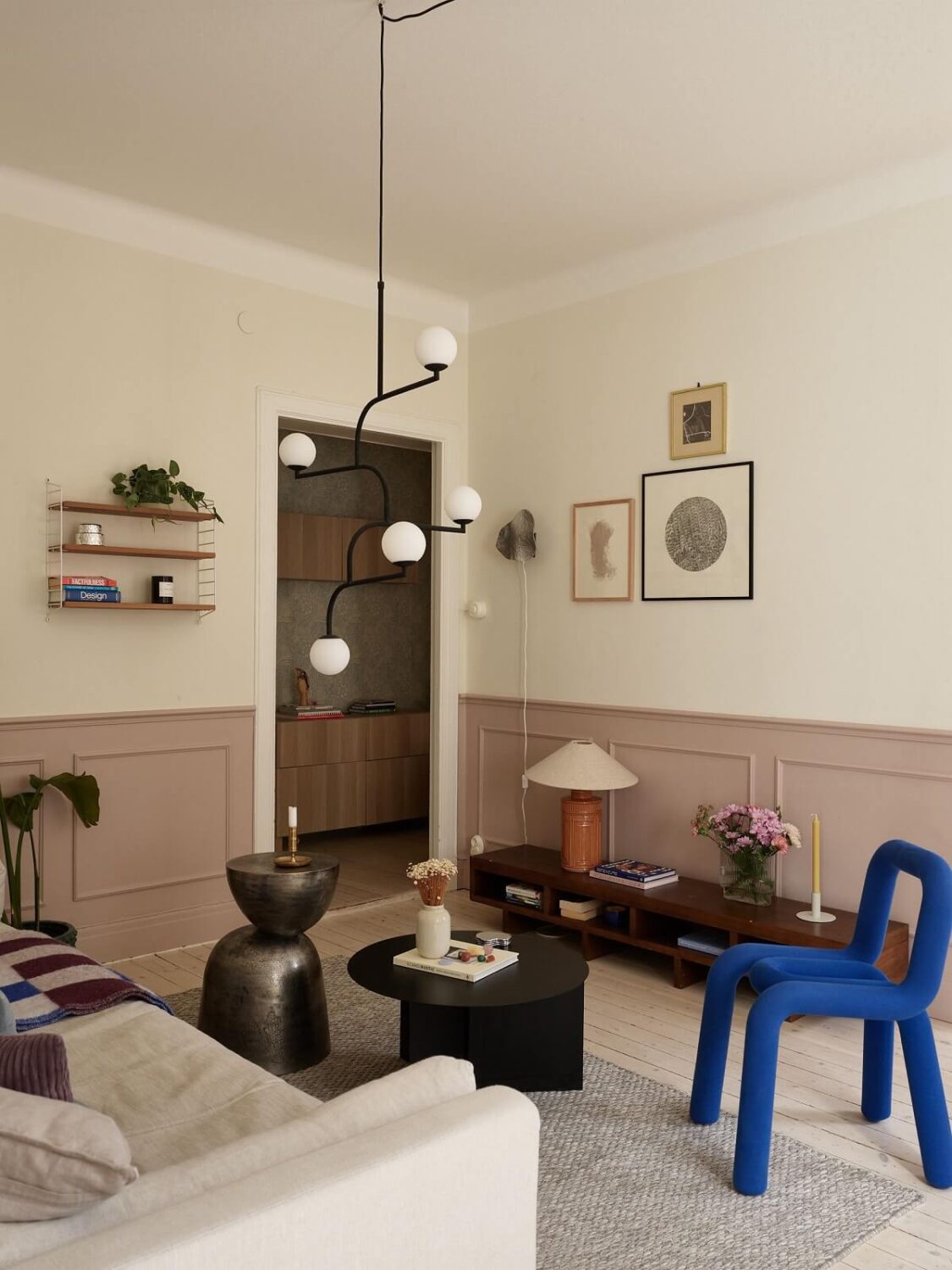 Interior Design Trends for 2024: Comfort, Nature, and Warmth 48 living-room-pastel-pink-accents-cobalt-blue-chair-nordroom