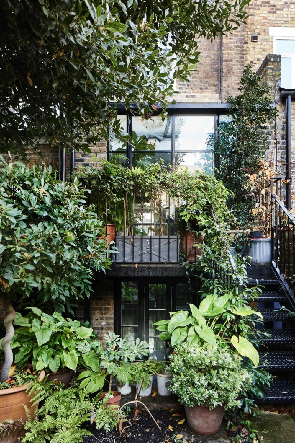 Blue Color Accents in a Restored London Townhouse 25 green-garden-london-townhouse-nordroom