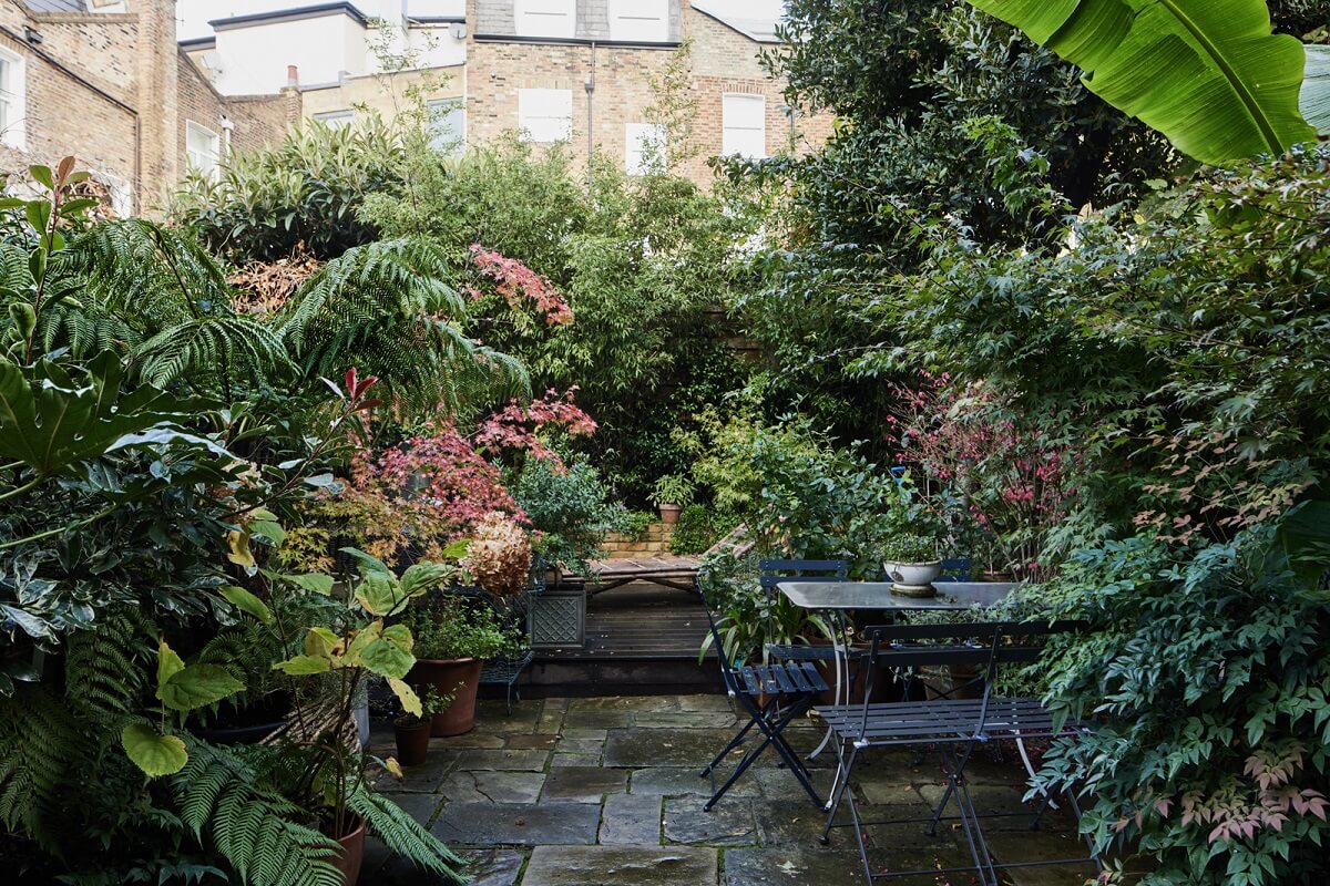 Blue Color Accents in a Restored London Townhouse 27 green-london-garden-dining-table-nordroom