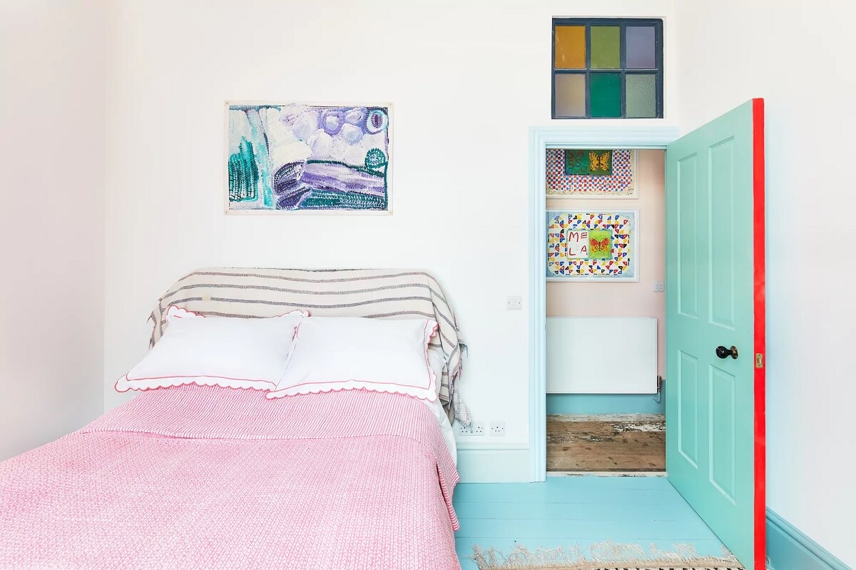 50+ Rooms That Prove ‘The Unexpected Red Theory’ Really Works 37 light bedroom pastel color accents
