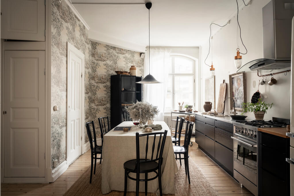 Best of 2023: Studio Apartments 21 scandinavian kitchen black cabinets wallpaper