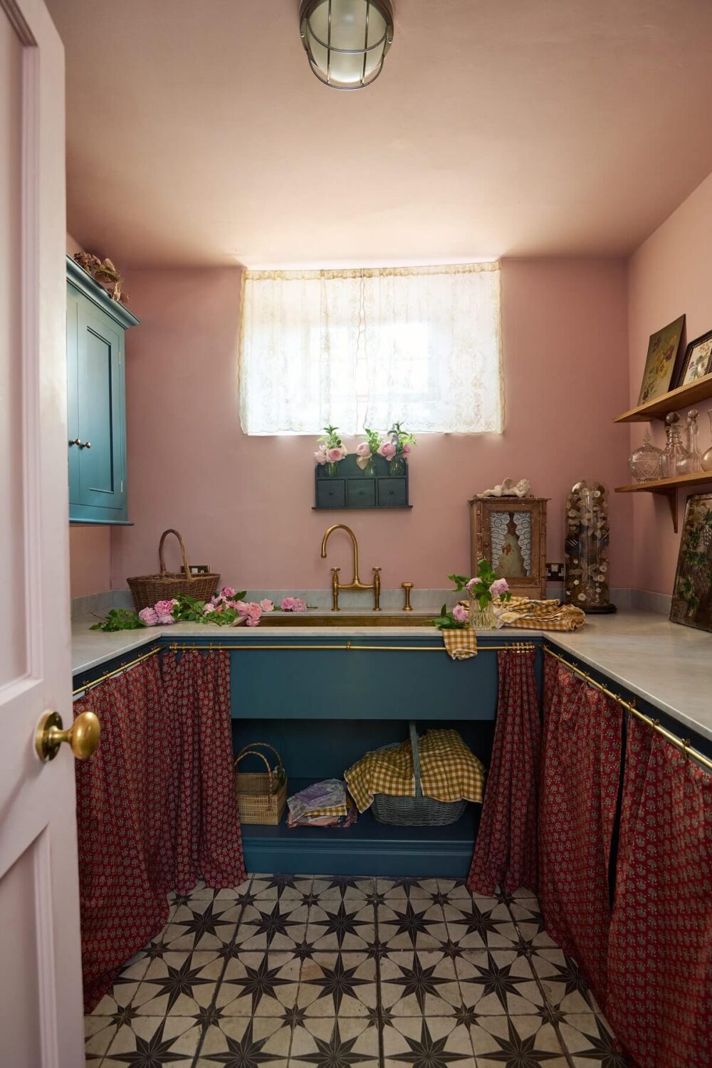 A Small Tour of Pearl Lowe's Stunning deVOL Laundry Room 1 pearl-lowe-laundry-room-devol-nordroom