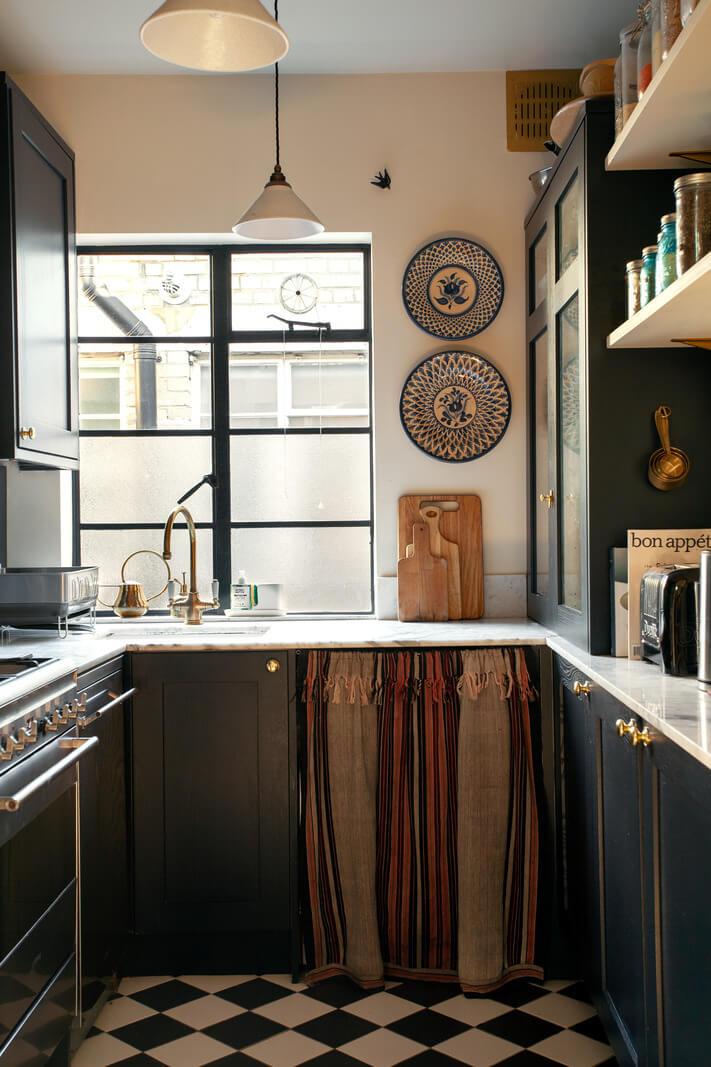 A Charming Apartment in an Art Deco Building in London 7 small-dark-blue-kitchen-checkerboard-floor-nordroom
