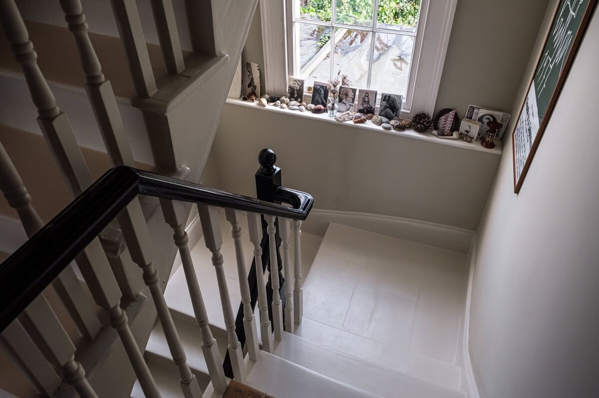A Cozy and Charming Georgian Townhouse in London 15 staircase