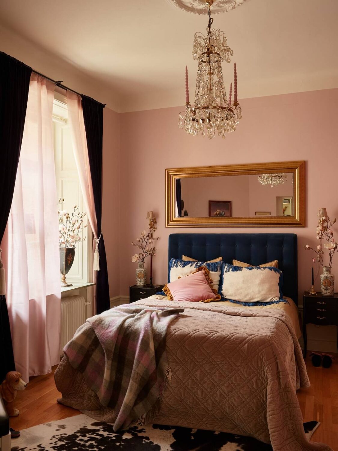 7 Simple Tricks To Make a Low Ceiling Look Taller 20 classic-pink-bedroom-with-blue-headboard-mirror-nordroom