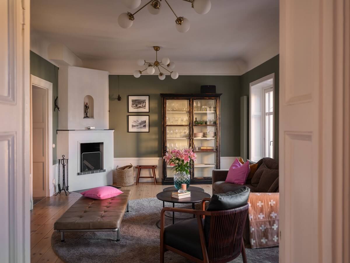 green living room with pink accents