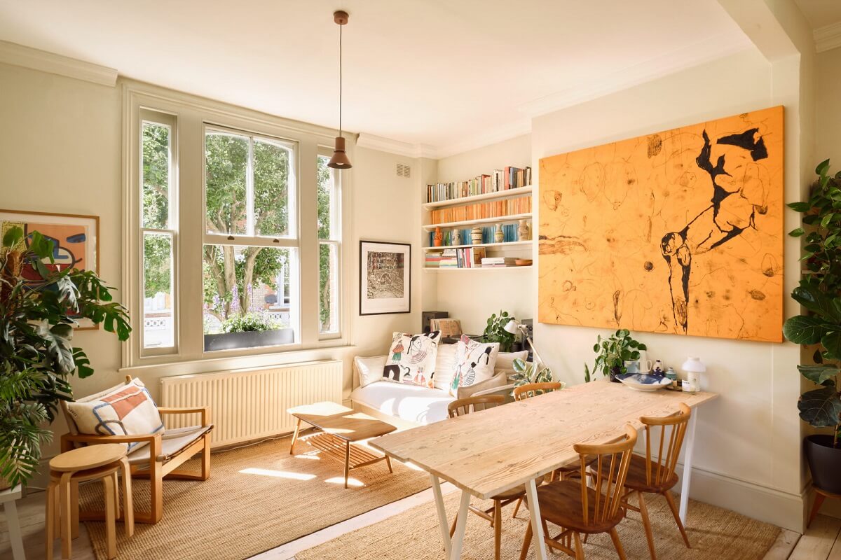 A Light London Apartment with a Yellow Kitchen 1 light-living-room-with-wooden-dining-table