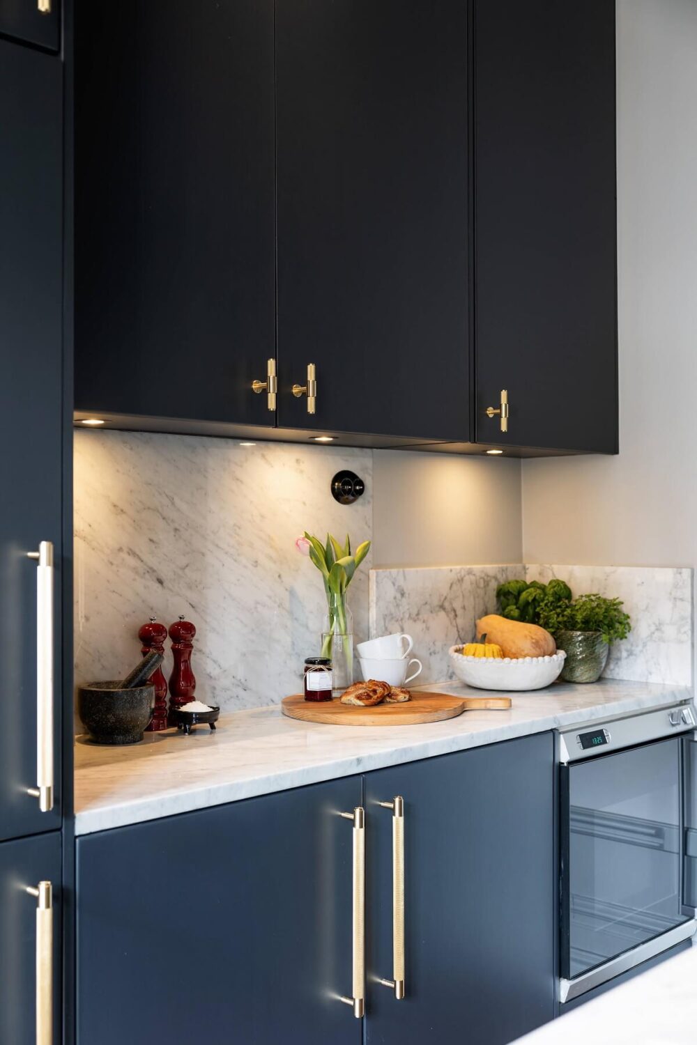A Classic Swedish Apartment with a Dark Blue Bedroom 9 dark blue kitchen with marble worktop