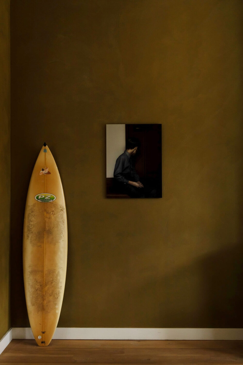 A Warm Atmosphere in a Historic Dutch Villa 3 dark golden wall