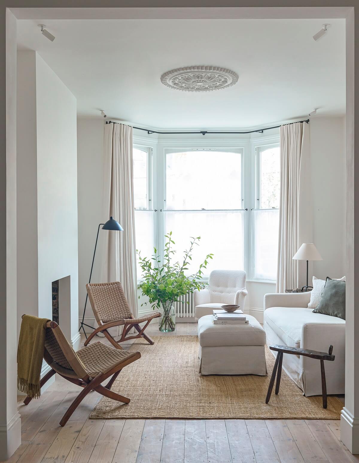 serene-living-room-bay-window-victorian-terrace-london-pascoe-studio-nordroom