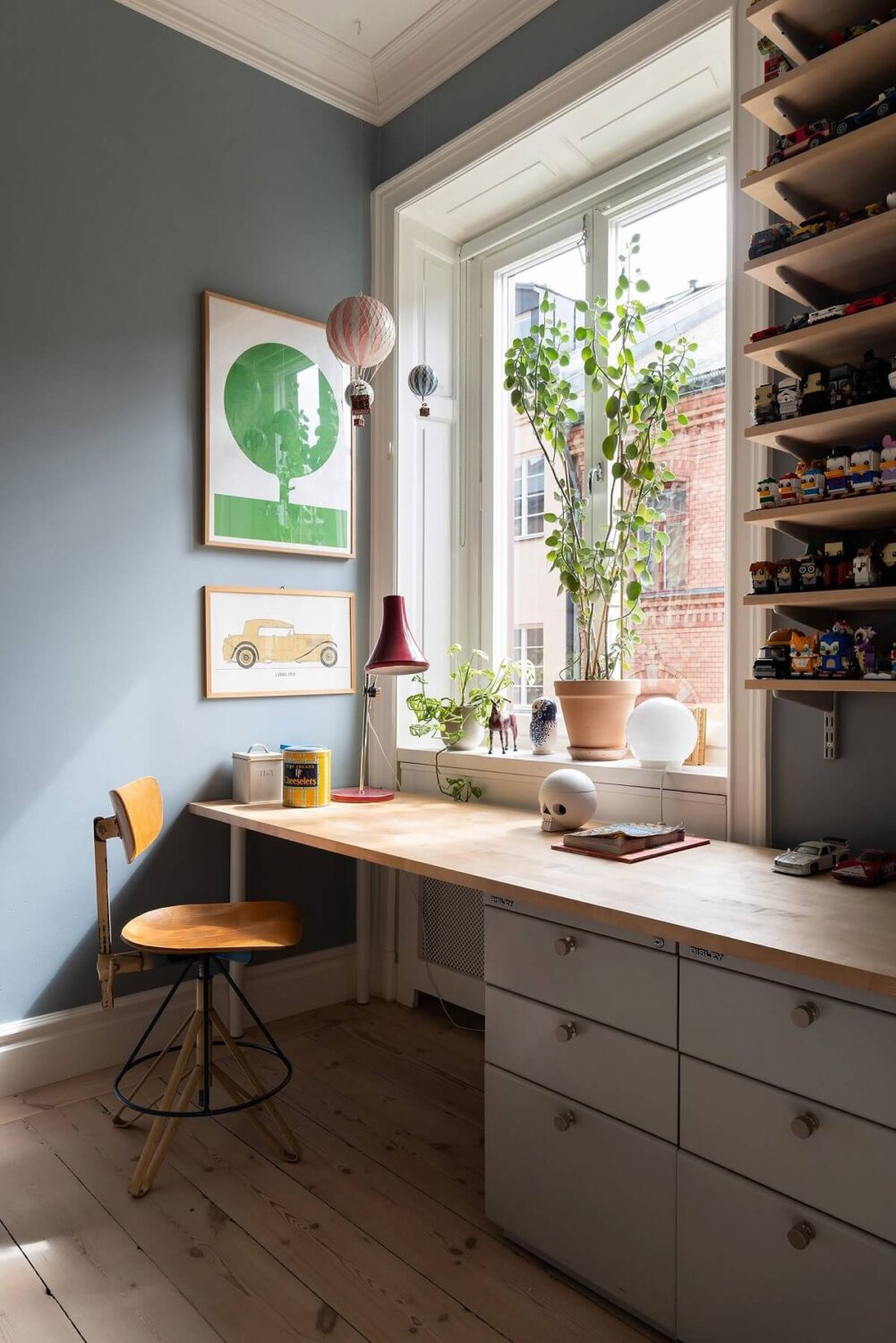 Light Rooms in a Renovated Historic Apartment in Stockholm 14 children bedroom with desk in front of the window nordroom
