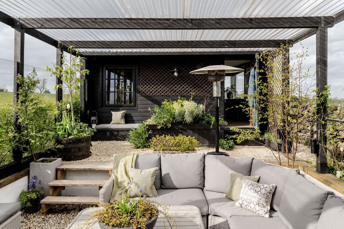 A Tiny Off-Grid House in the English Countryside 12 covered-outdoor-terrace-nordroom