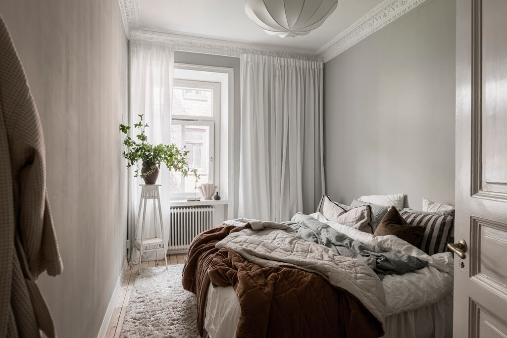 Wallpaper and Historic Charm in a Swedish Apartment 24 gray bedroom