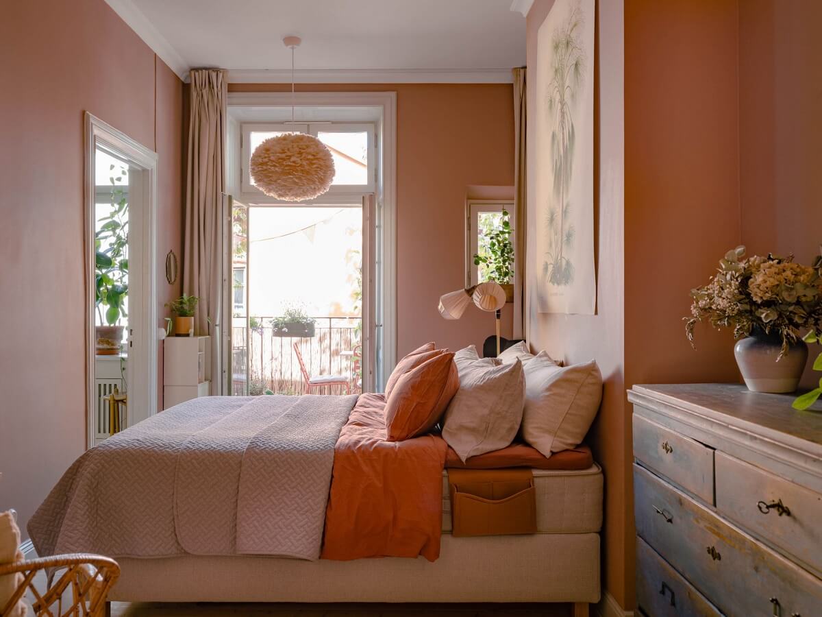Light and Dark Tones in a Stunning Apartment 15 pink bedroom