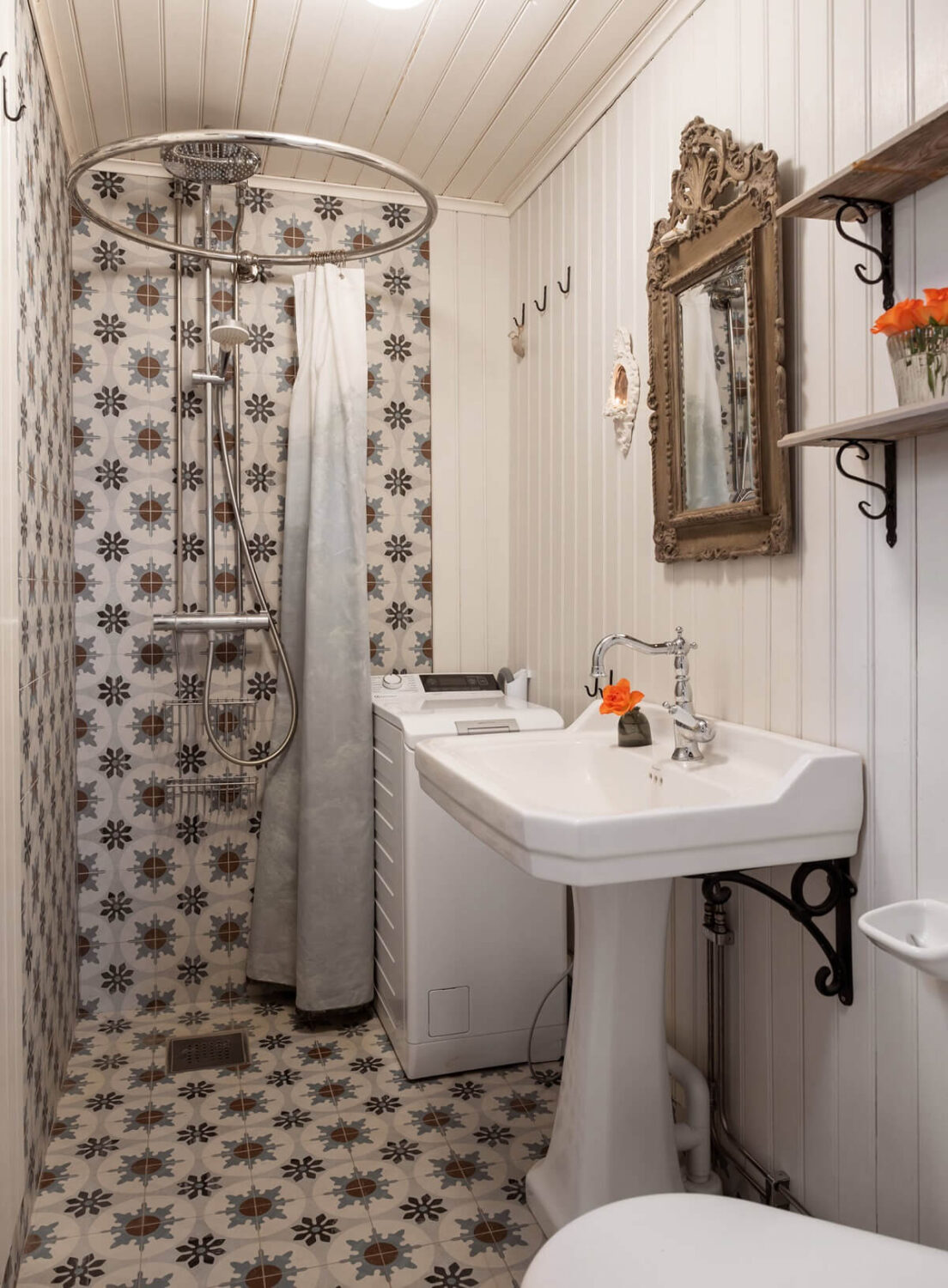 A Charming Historic Home with Views of the Lake 9 bathroom
