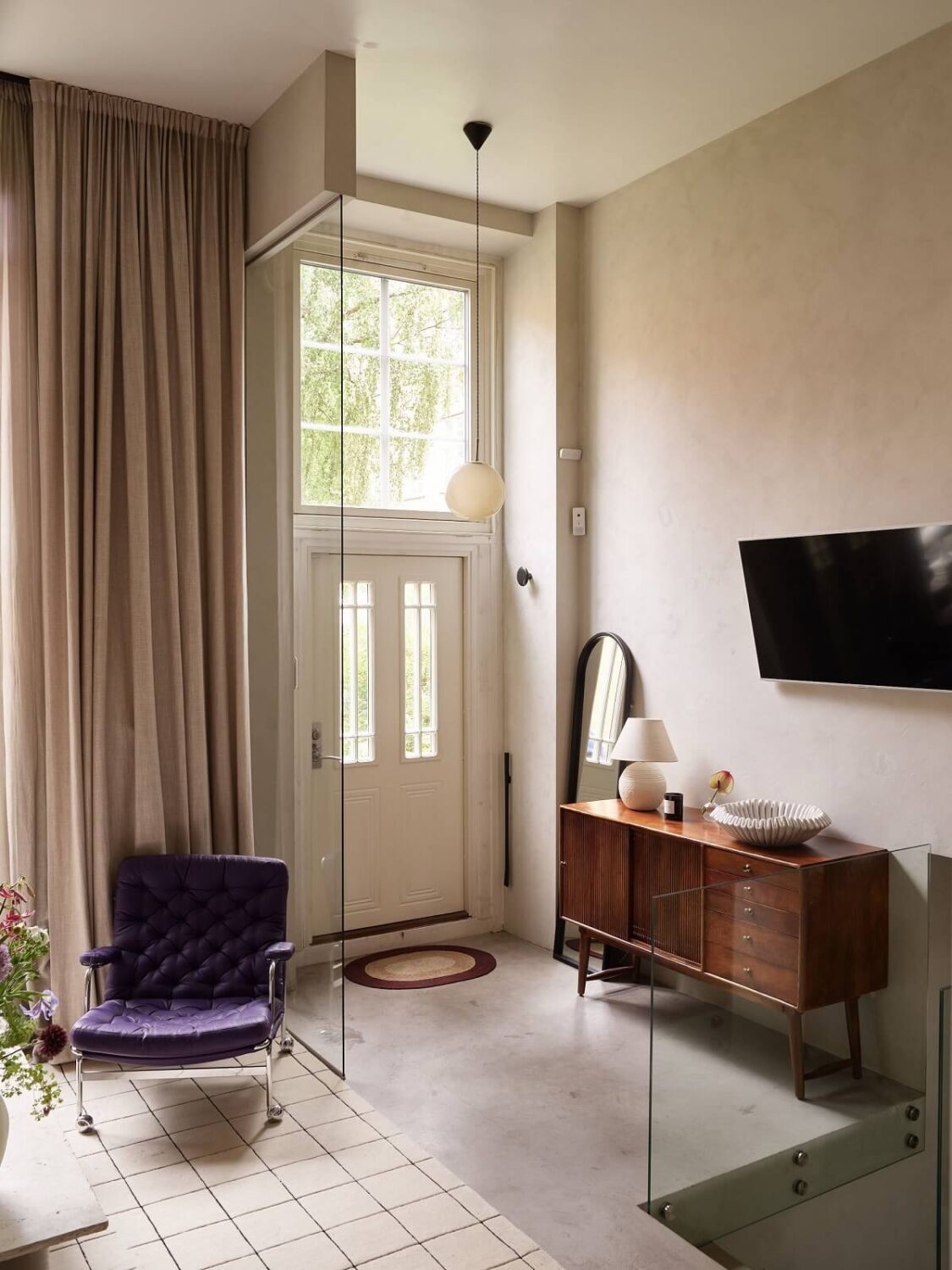 New York Vibes in a Stylish Stockholm Apartment 9 front door glass wall living room