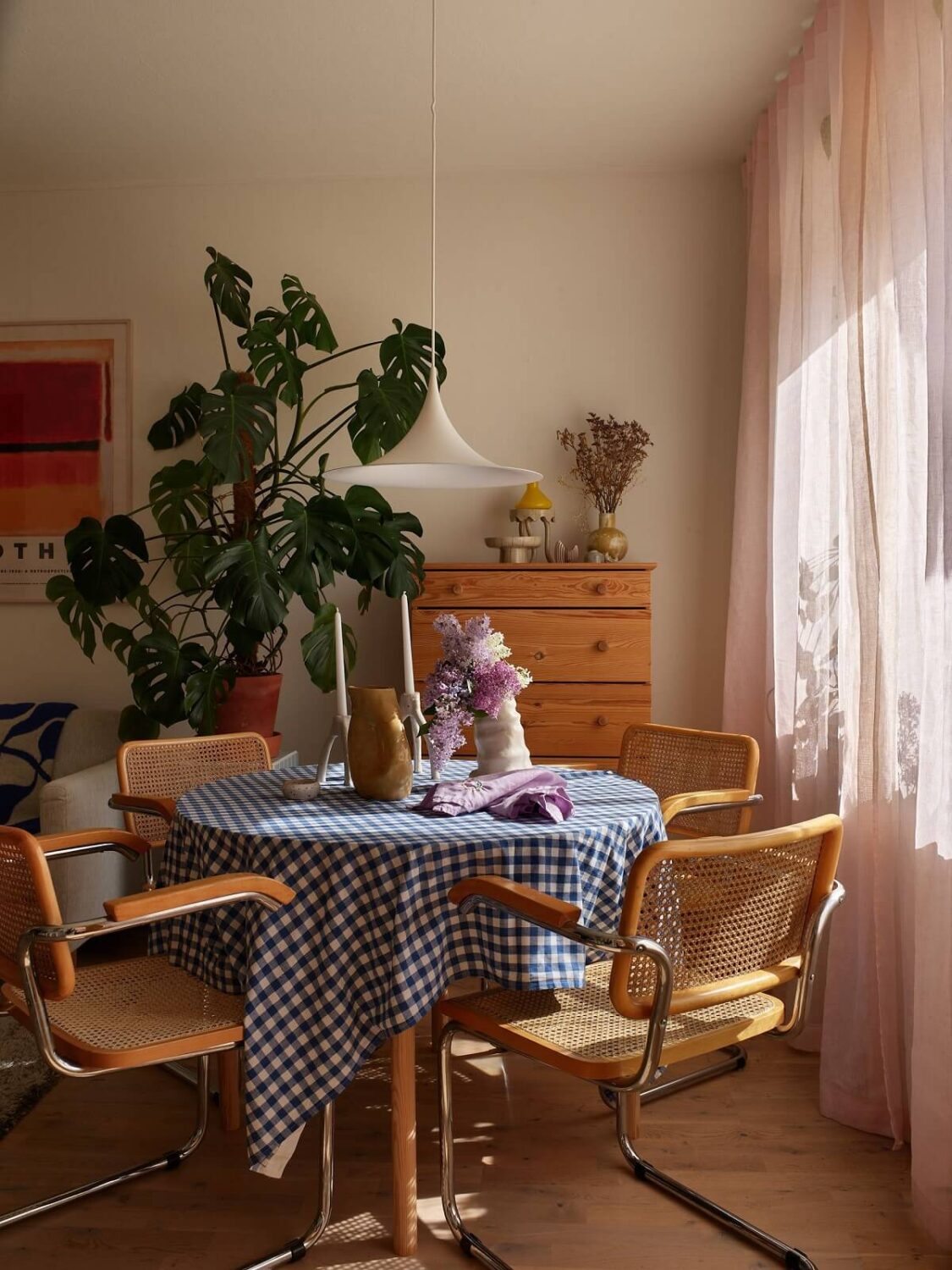 Best of 2024: Living Rooms 14 round table with blue tablecloth and vintage chairs nordroom