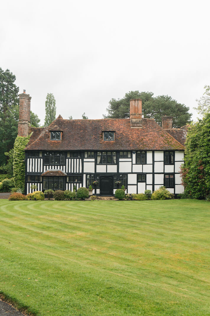 Magnificent Period Features in an English Tudor House 26 Alderden-Manor-england