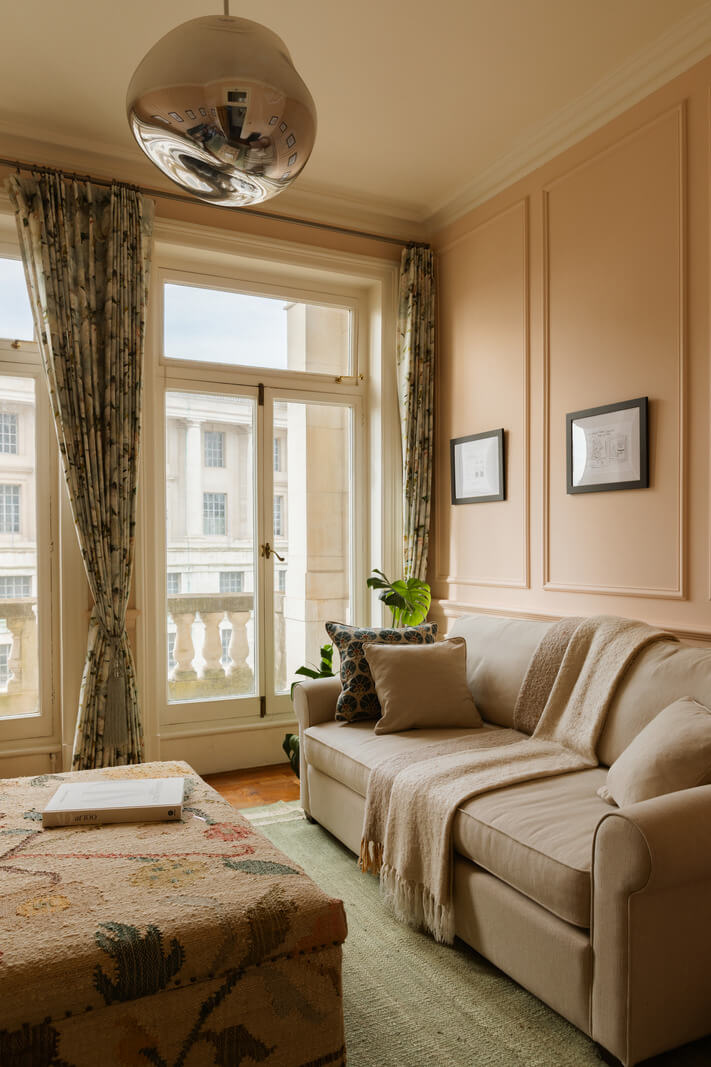 A Stylish Apartment in the Heart of London's Whitehall 2 farrow and ball calamine wall color nordroom
