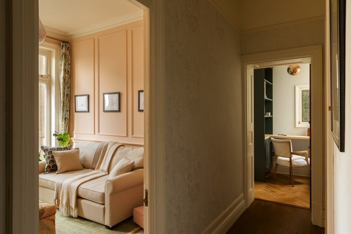 A Stylish Apartment in the Heart of London's Whitehall 4 hall with living room