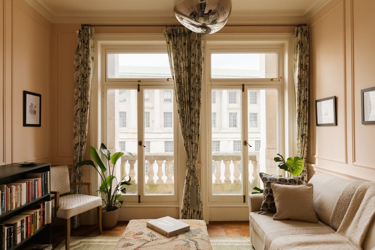A Stylish Apartment in the Heart of London's Whitehall 1 living room calamine farrow and ball