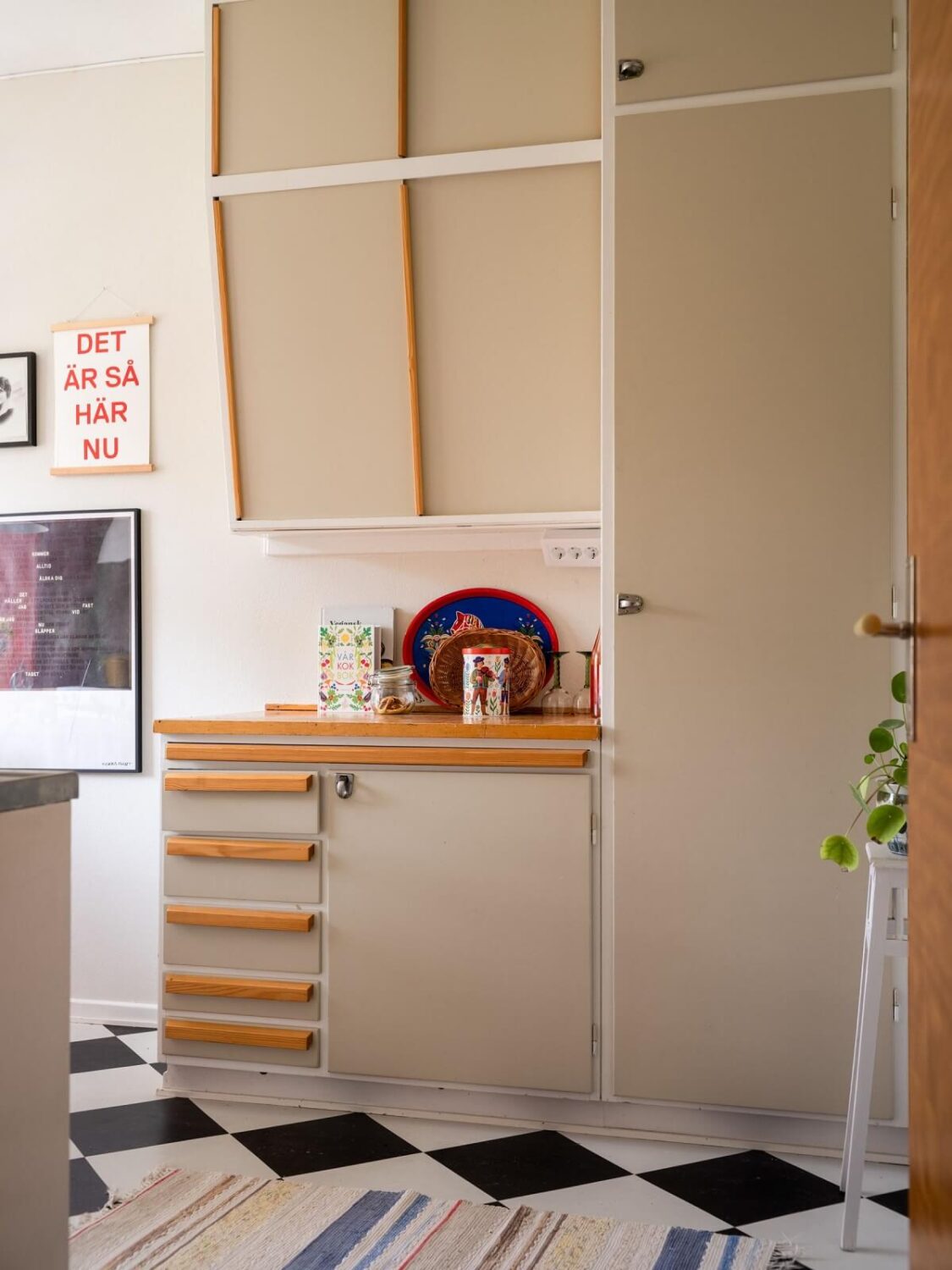 A Studio Apartment with Light Pink Walls and Vintage Furniture 17 midcentury kitchen cabinets