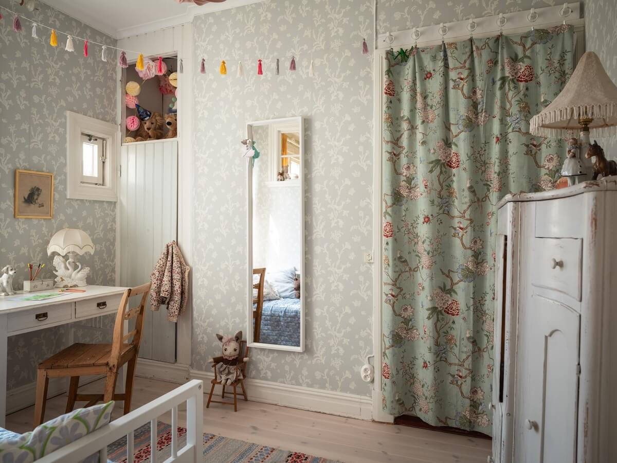 Charming Vintage Country Style in a Family Apartment in Sweden 27 childrens bedroom with wallpaper and patterned curtain nordroom
