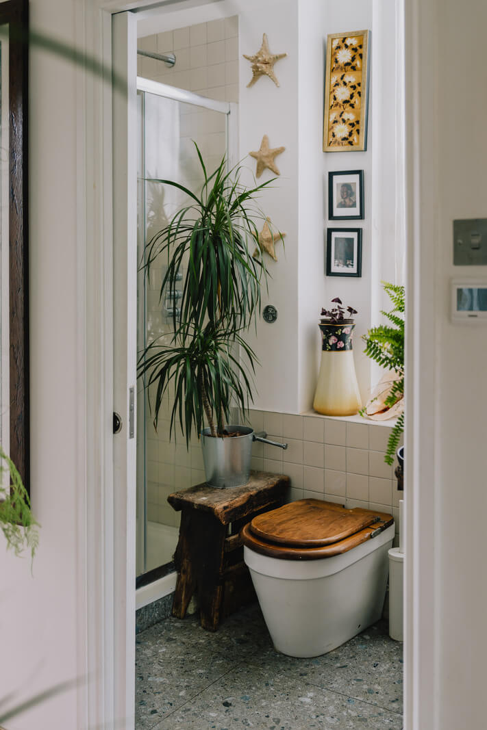 Plants, Art, and a Huge Bay Window in a London Apartment 10 small bathroom with plants nordroom