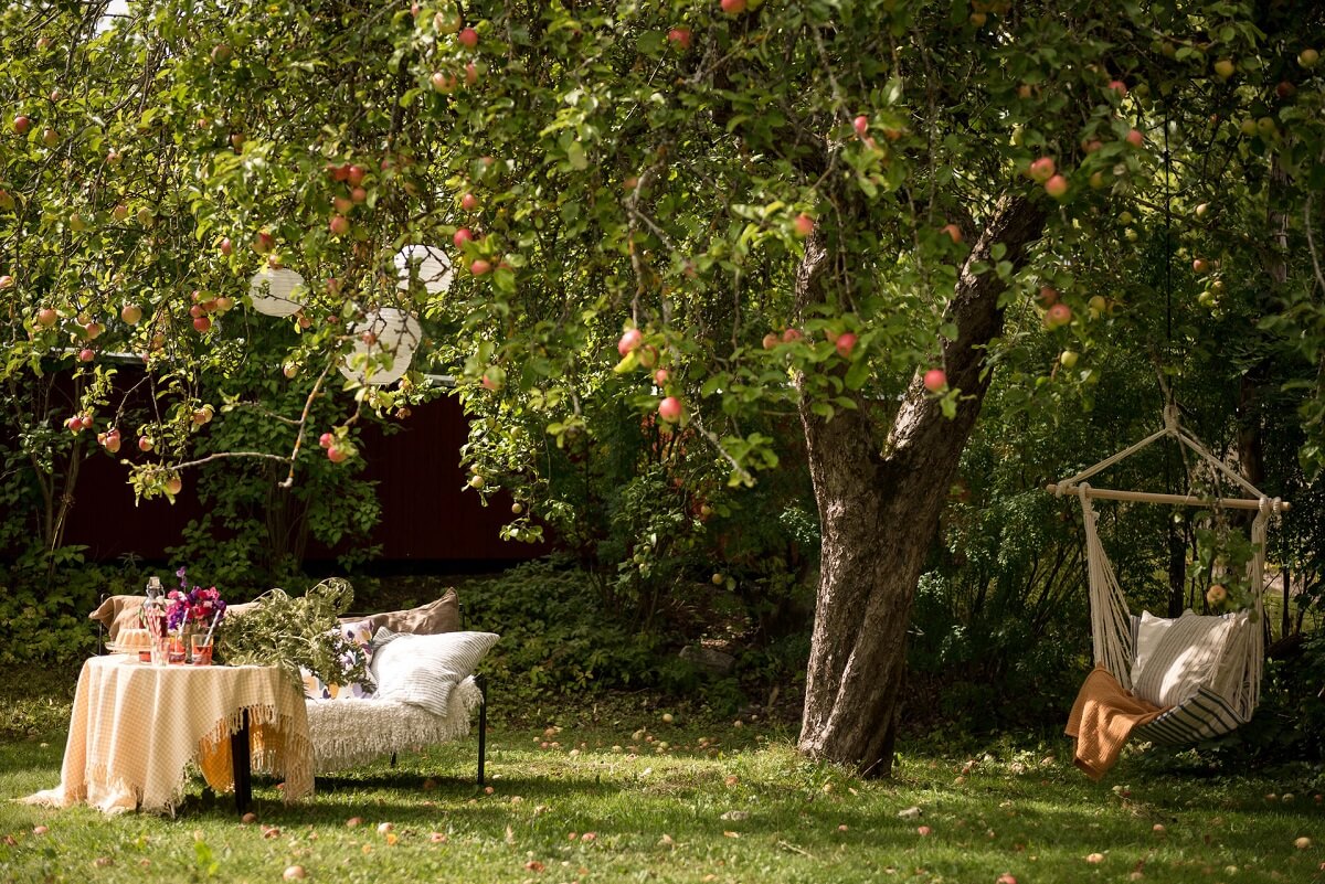A Charming Country House with a Pink Dining Room and Wallpapers 28 garden with seating and hanging chair