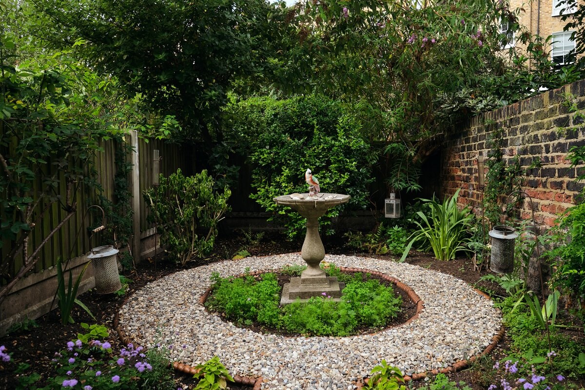 A One-Bedroom Maisonette with a Garden in London 17 garden