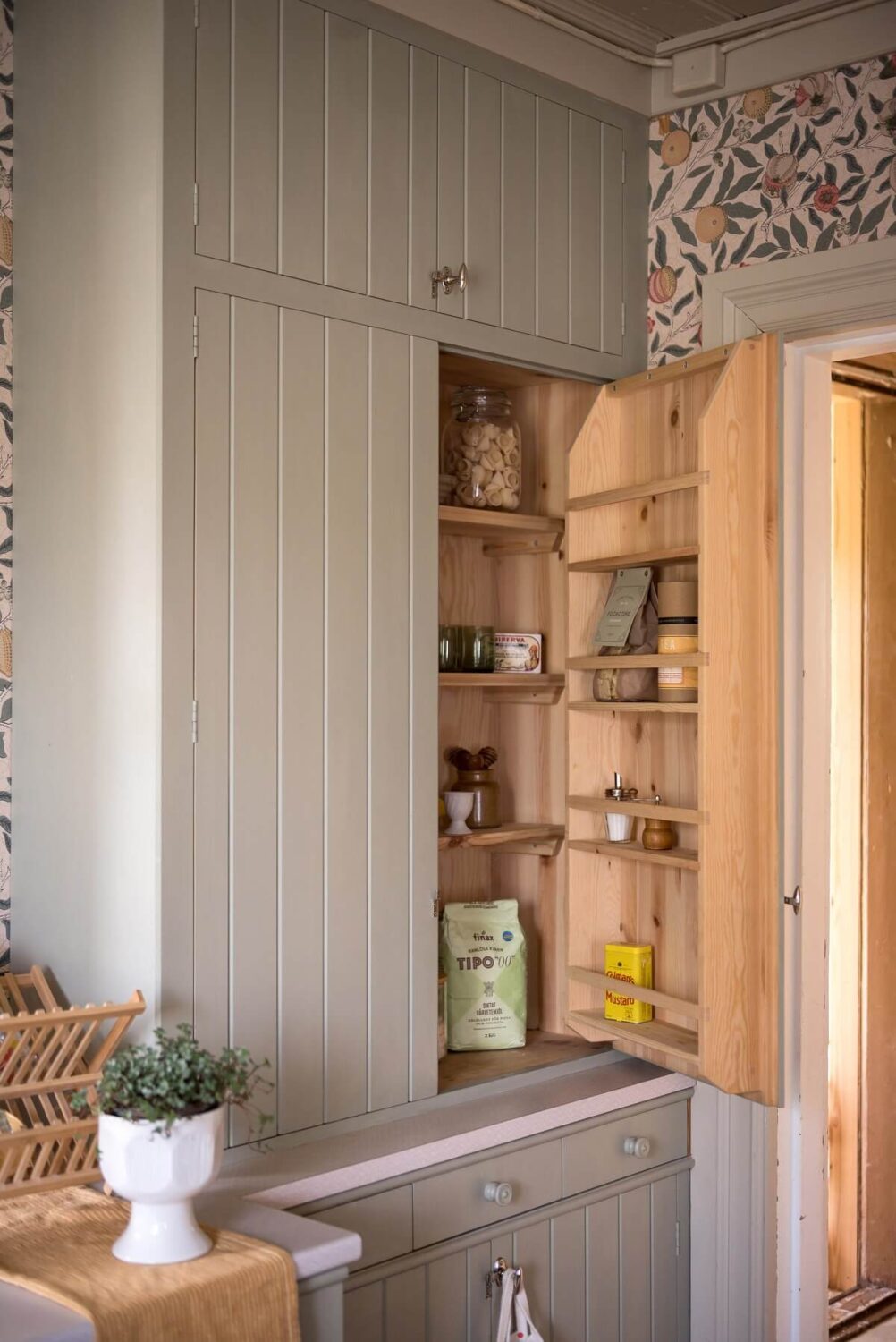 A Charming Country House with a Pink Dining Room and Wallpapers 4 kitchen detail