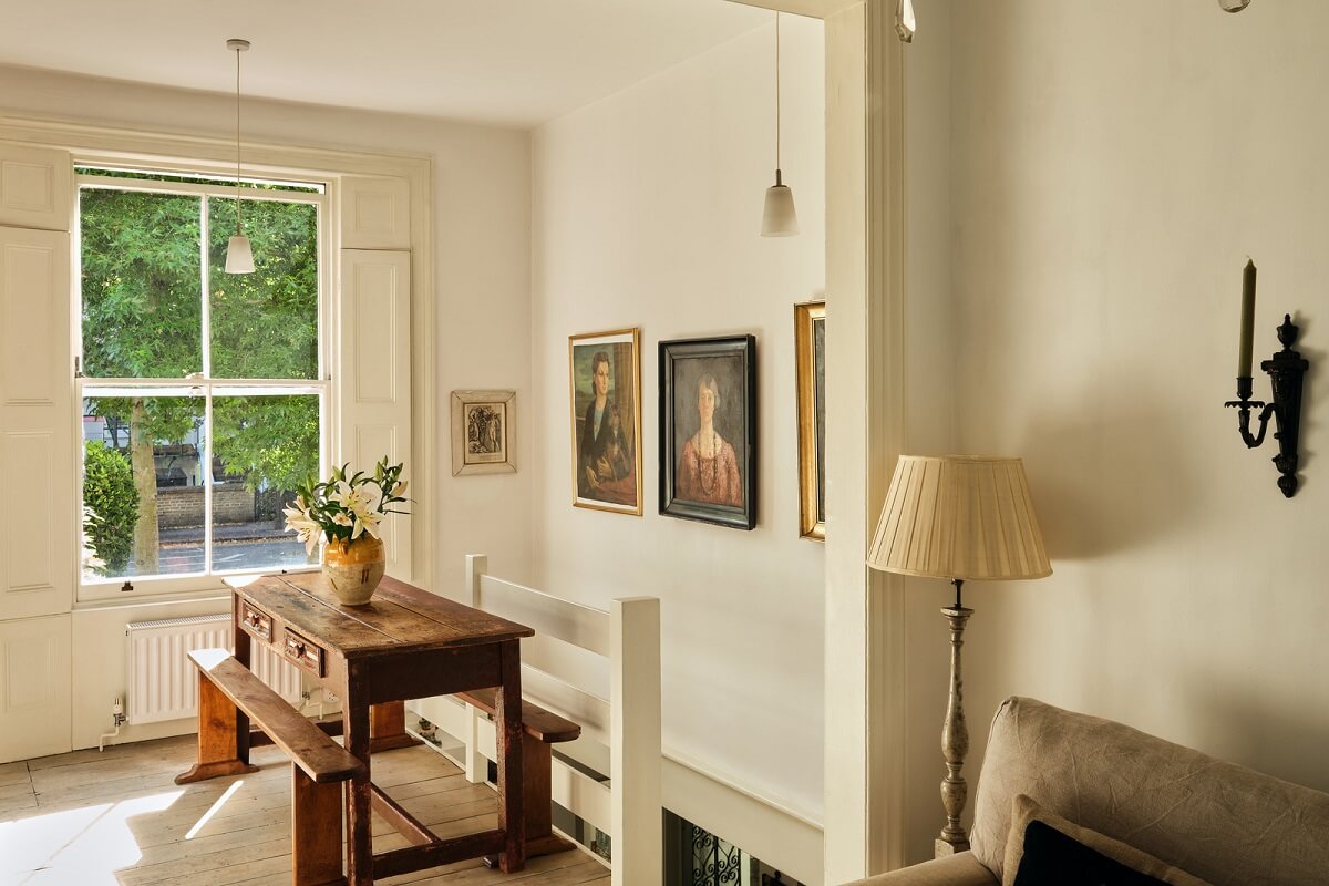 A One-Bedroom Maisonette with a Garden in London 9 kitchen table