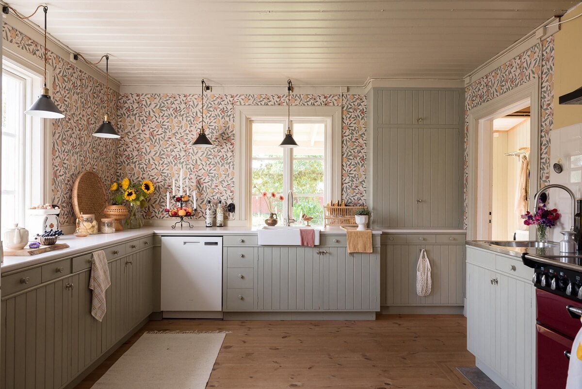 A Charming Country House with a Pink Dining Room and Wallpapers 1 light gray kitchen with lemon wallpaper