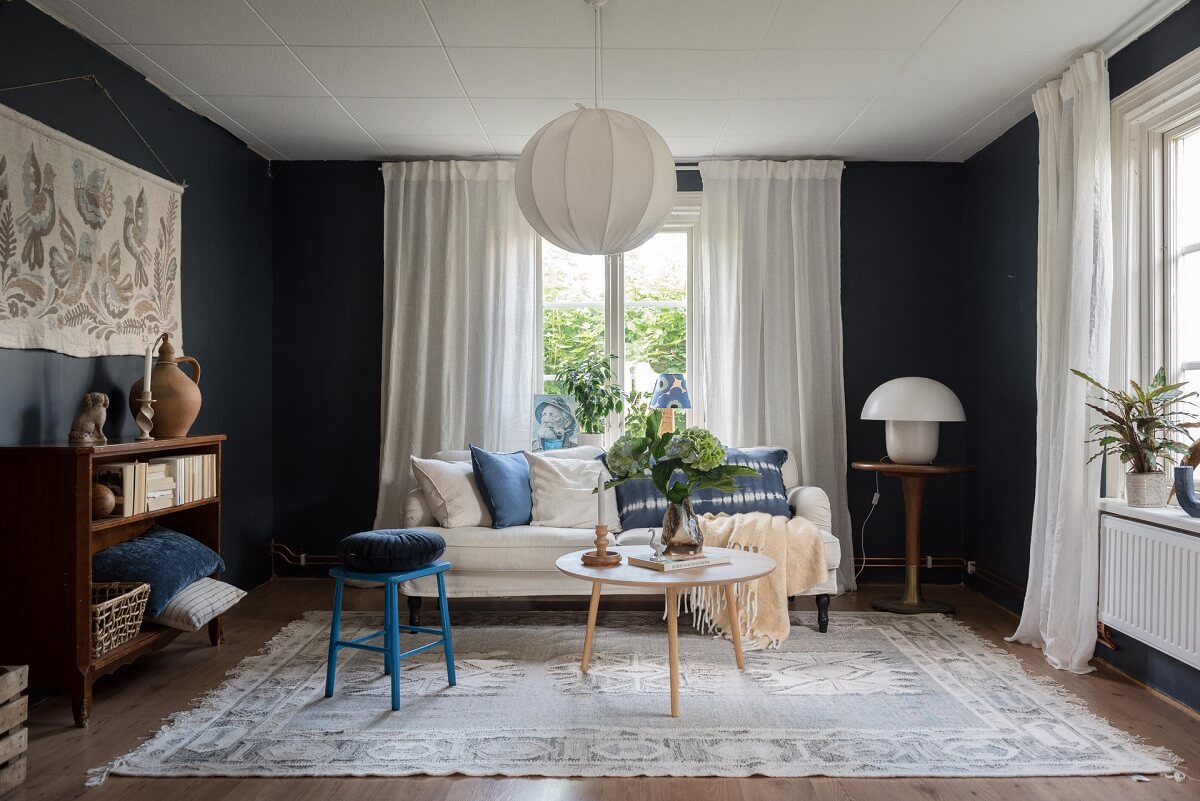 A Charming Country House with a Pink Dining Room and Wallpapers 15 living room dark blue walls