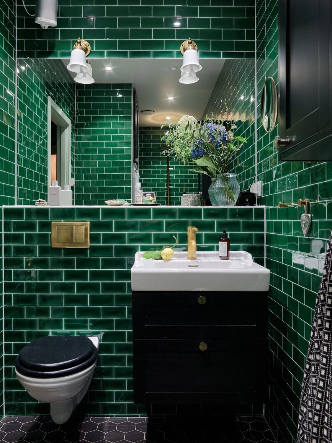 Pink and Green Rooms and Charming Wallpapers in a Family Apartment 31 bathroom dark green glossy tiles black vanity nordroom