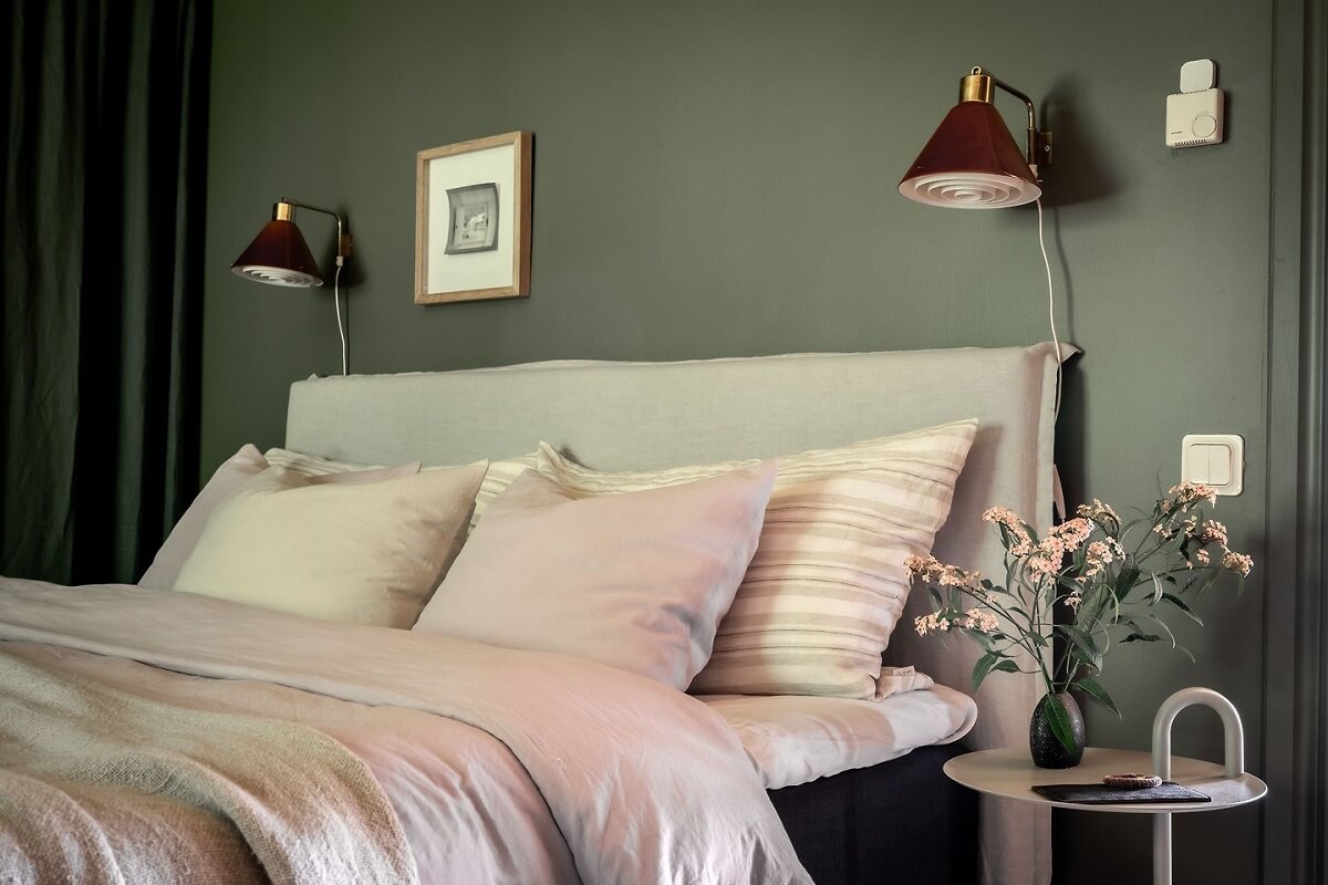 A Warm Scandinavian Log House with a Green Roof 17 blue green bedroom