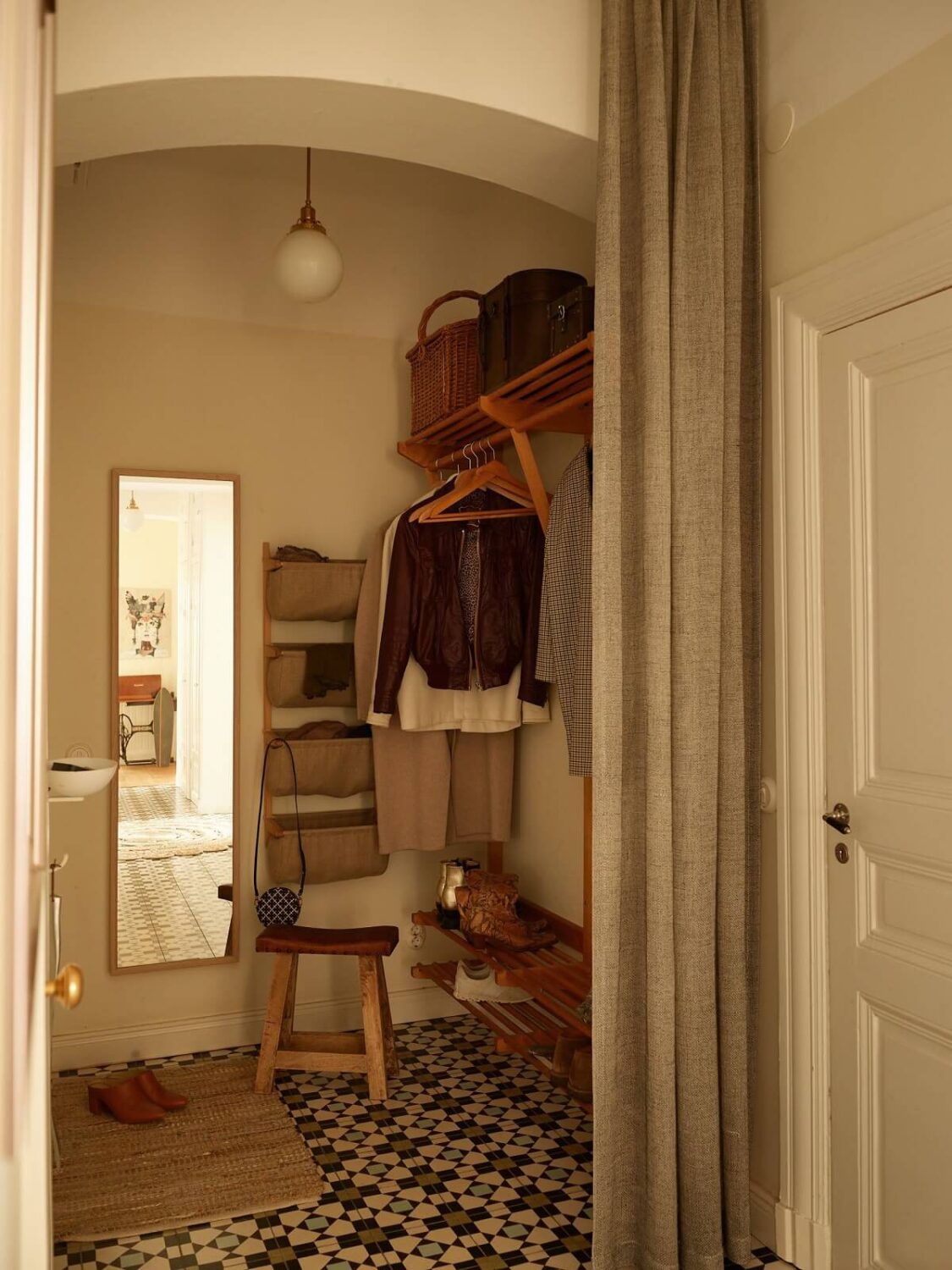 Beautiful Historic Details in a Large and Inviting Family Apartment 29 hallway