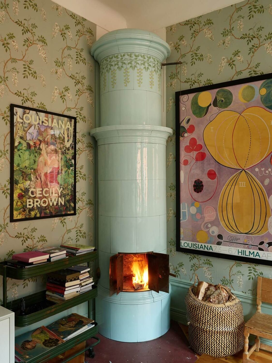 Pink and Green Rooms and Charming Wallpapers in a Family Apartment 26 light blue fireplace wallpapered room Pink and Green Rooms and Charming Wallpapers in a Family Apartment