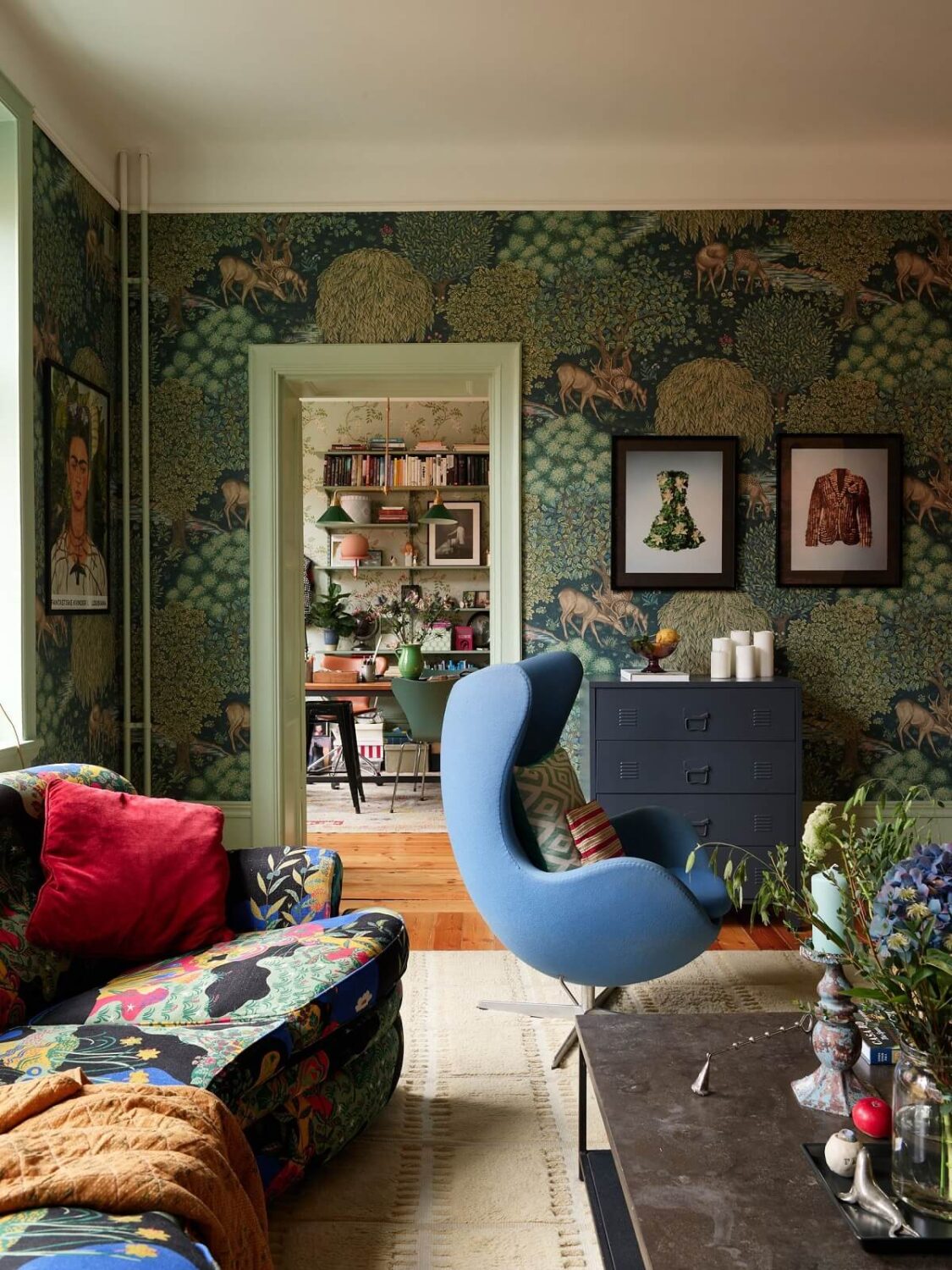Pink and Green Rooms and Charming Wallpapers in a Family Apartment 20 living room green wallpaper