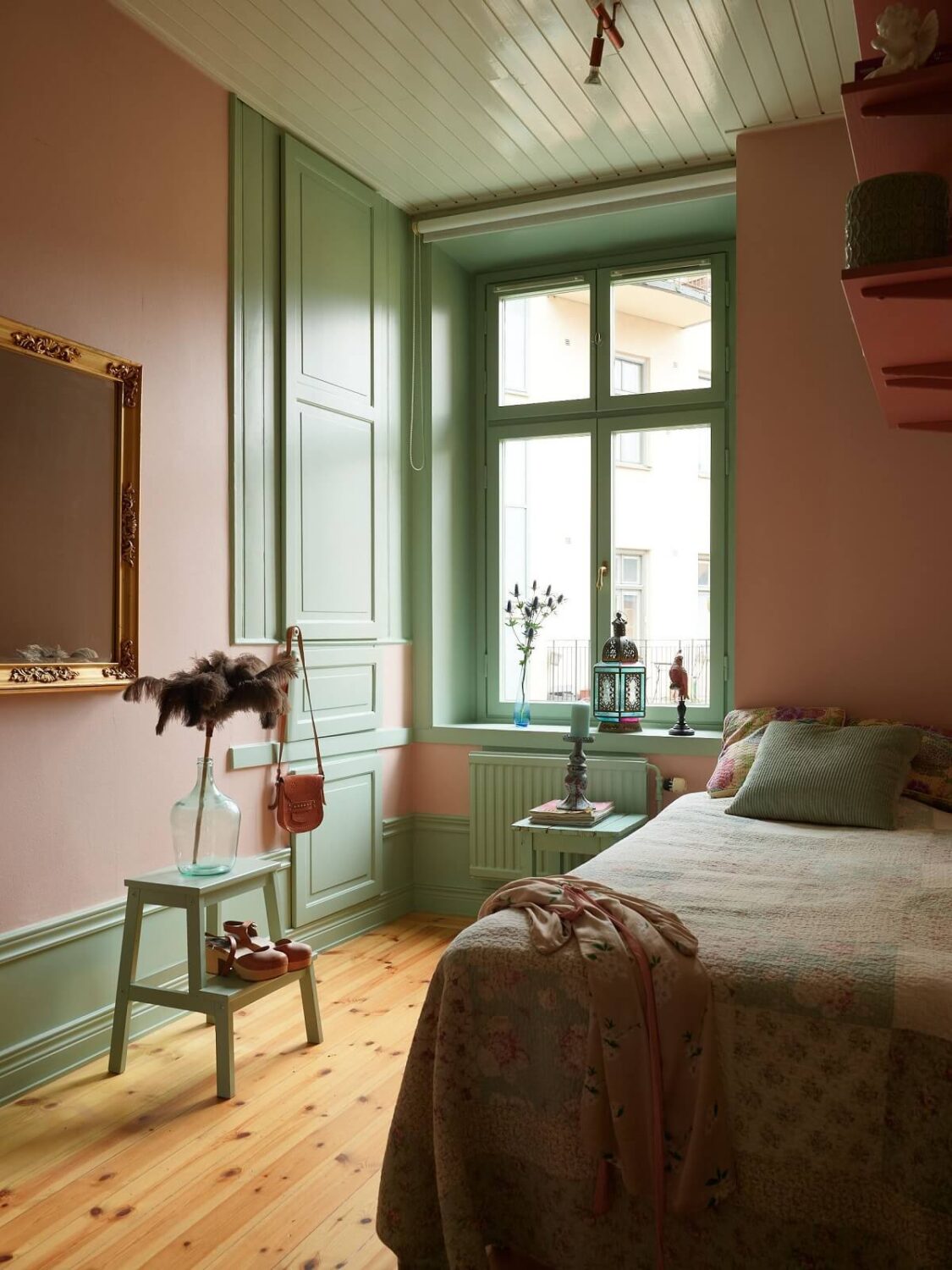 Pink and Green Rooms and Charming Wallpapers in a Family Apartment 32 small pink and green bedroom