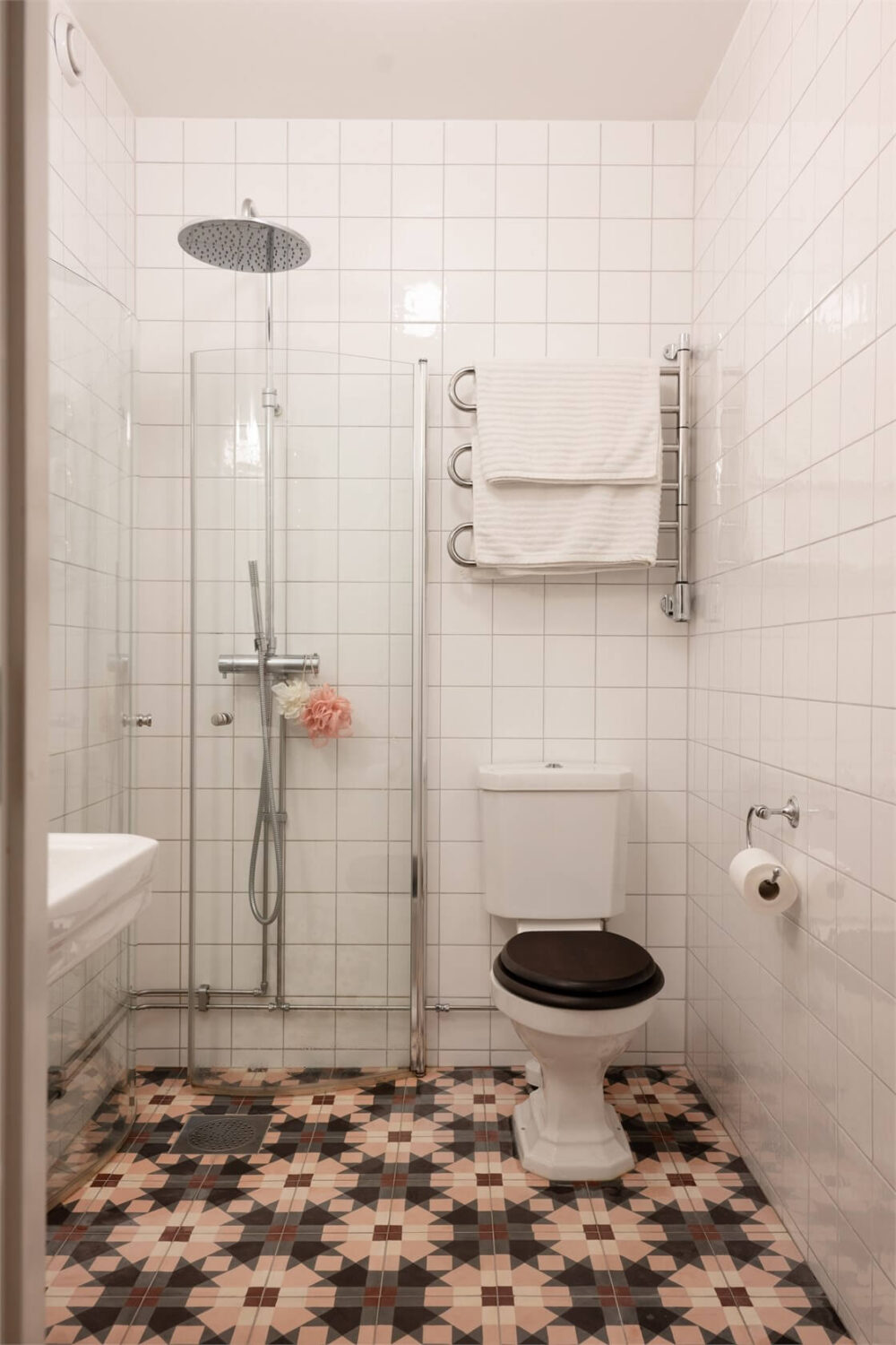 Green Tones in a Turn-of-the-Century Stockholm Apartment 17 bathroom patterned floor tiles Green Tones in a Turn-of-the-Century Stockholm Apartment