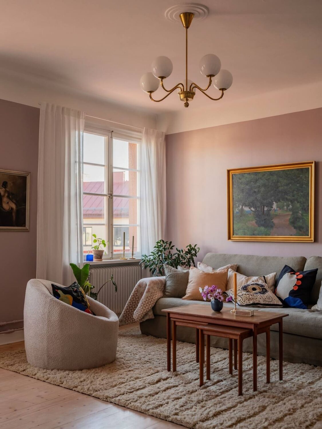 A Living Room with Light Purple Walls in a Swedish Apartment 1 pink living room
