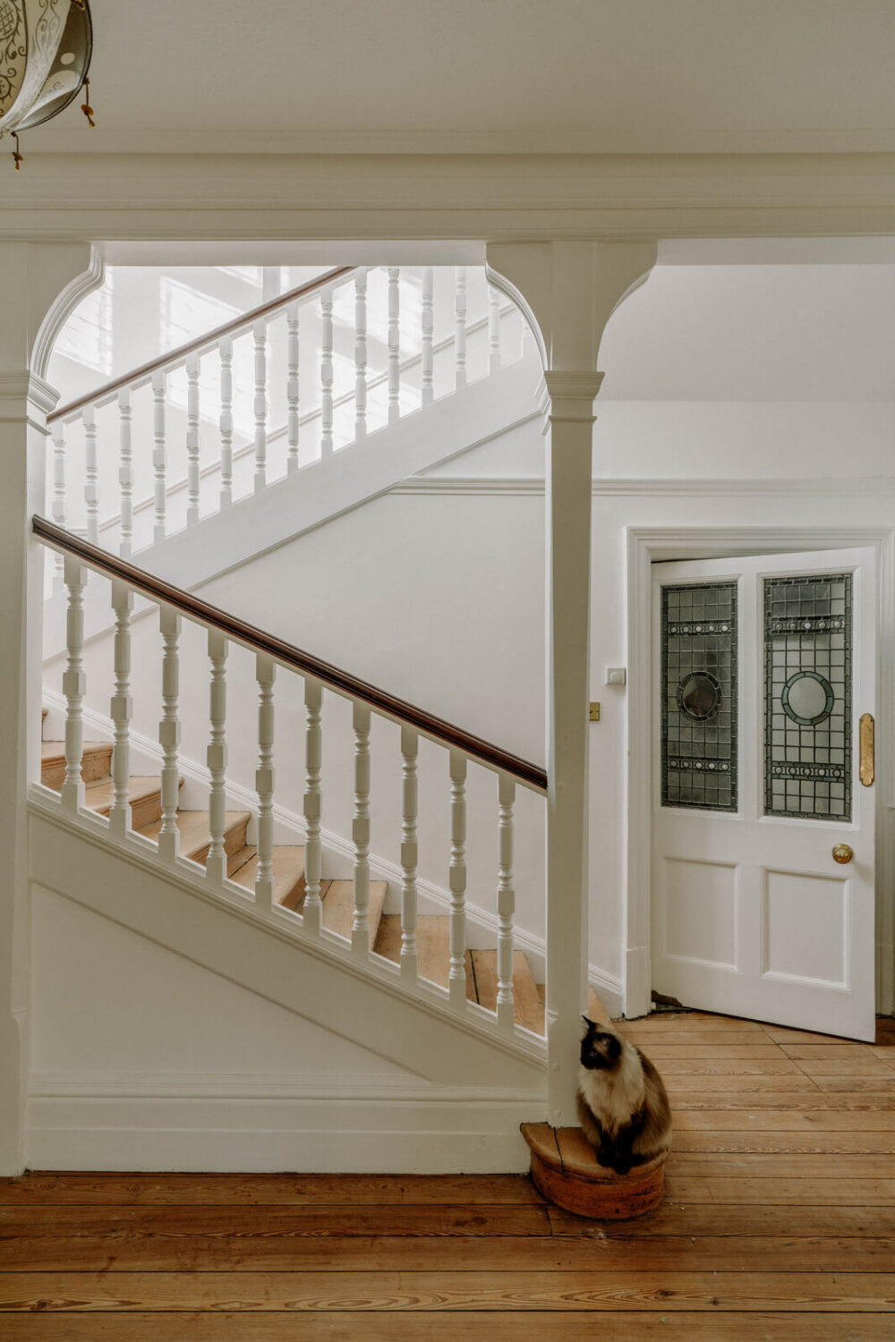 A Grand Arts and Crafts House in London 11 staircase