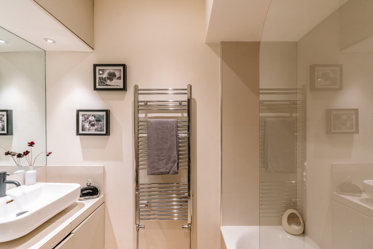 A Charming Garden Apartment in North Kensington 18 bathroom