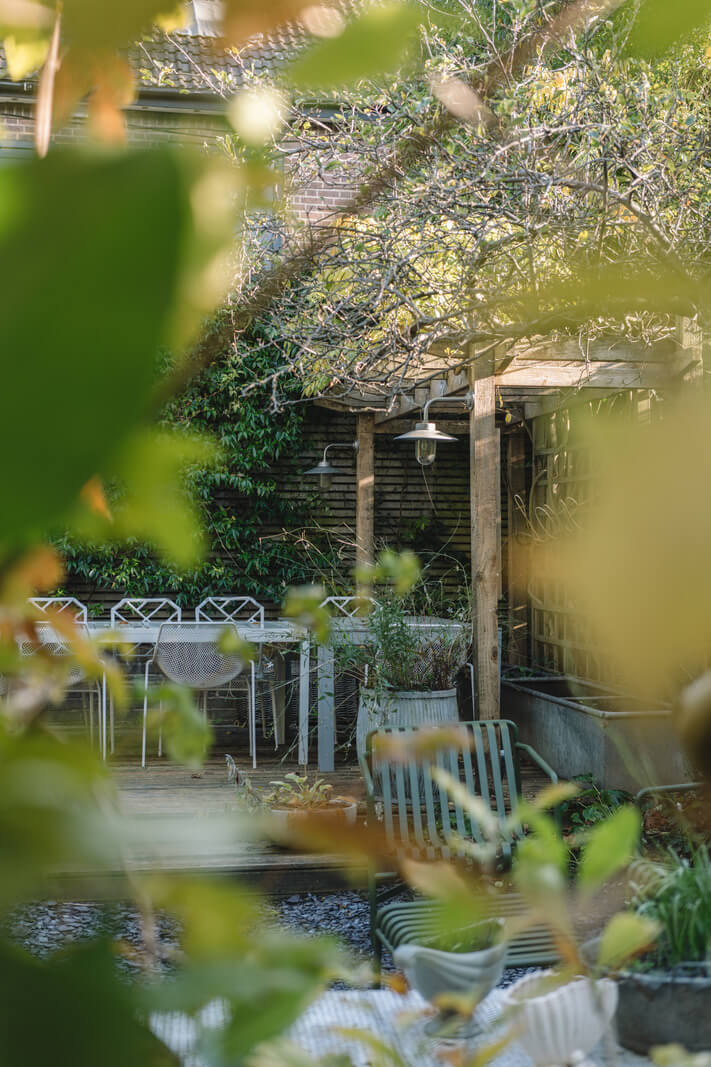 A Charming Garden Apartment in North Kensington 20 garden dining spot